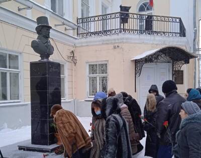 К памятнику Пушкина в Ульяновске возложили цветы