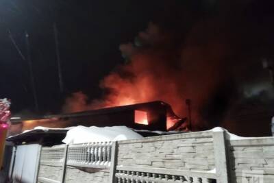 Горящий жилой дом тушат пожарные в казанском Юдино
