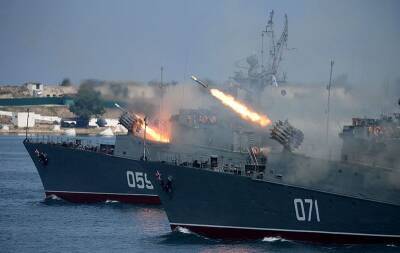 Россия собирает армаду на Черном море и закрывает воздушное пространство Украины. Что происходит?