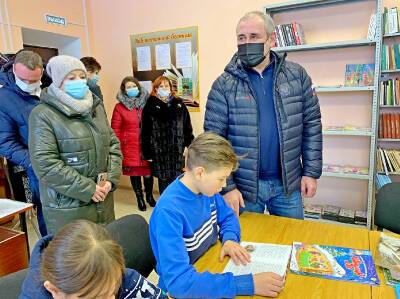 Сергей Неверов приобрел стеллажи и тренажеры для сельского ДК в Смоленской области