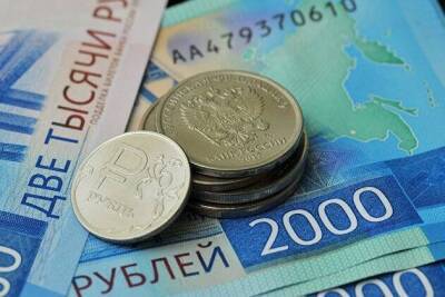 Рубль стабилен к доллару и падает к евро, отыгрывая динамику форекса