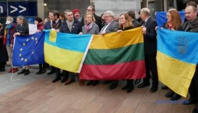 Україна - “Йдеться не лише про Україну”. Євродепутати підтримали акцію #StandWithUkraine - ukrinform.ru - Украина - Росія - місто Брюссель