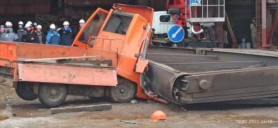 В Петербурге на автопогрузчик с водителем упали 25-метровые цеховые ворота