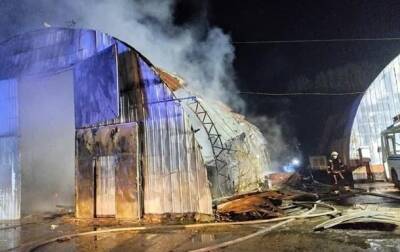 Под Киевом пожар на мебельном складе тушили 44 пожарных