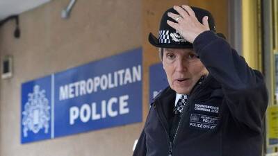 Глава лондонской полиции ушла в отставку на фоне расследований вечеринок с Джонсоном