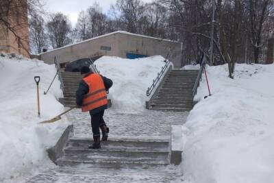 В Петрозаводске борются со снегом и льдом