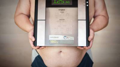 Ученые: Люди с ожирением лучше защищены от повторного заражения COVID-19