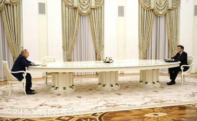 Наконец-то раскрыта тайна «длинного стола» Путина на встрече с Макроном
