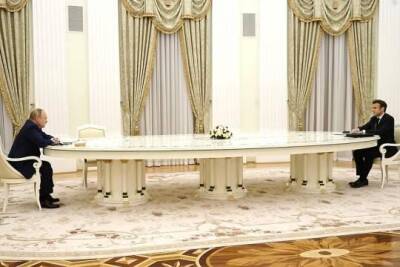Reuters раскрыл тайну большого стола на переговорах Путина и Макрона