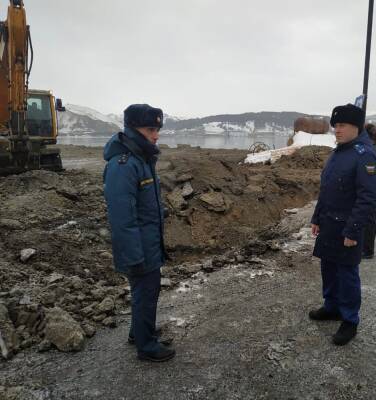 Прокурор Южно-Курильска посмотрел на разлив нефтепродуктов на Шикотане