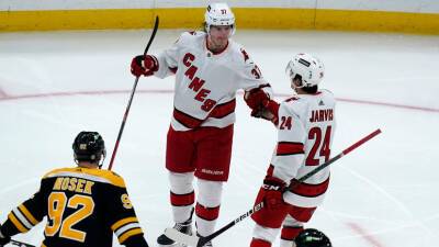 Три очка Свечникова помогли «Каролине» разгромить «Бостон» в матче НХЛ