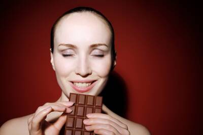 Эндокринологи объяснили, о чем говорит желание полакомиться шоколадкой