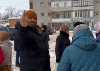 Ярославский депутат Муленков показал средний палец на встрече с жителями
