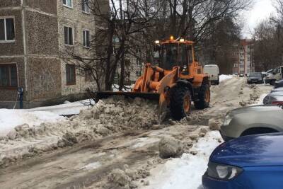 В Смоленске на борьбу со сугробами снова вышел снежный десант