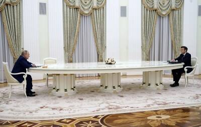 Reuters узнал, почему Макрон и Путин сидели далеко друг от друга