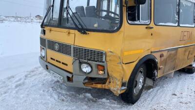 Школьный автобус и легковушка под управлением 22-летней девушки попали в ДТП в Башкирии