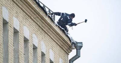 Четверо рабочих упали с крыши при уборке снега в Новой Москве