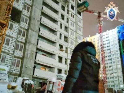 Двое рабочих пострадали при падении с пятого этажа строящегося дома в Советском районе