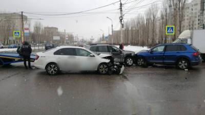 Три женщины пострадали в массовом ДТП с такси на Левом берегу в Воронеже