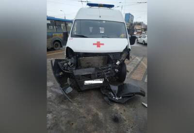 В массовом ДТП со скорой в Дашково-Песочне пострадал 22-летний водитель ВАЗа