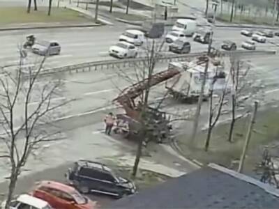 В Днепре после столкновения с грузовиком двое рабочих, менявших светильники, выпали из люльки автовышки. Видео
