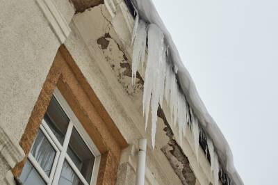 Москвичка попала в больницу с переломами после падения глыбы льда с крыши