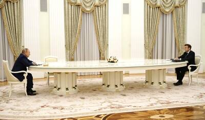 СМИ: в Кремле Макрона посадили за четырехметровый стол из-за отказа сдать ПЦР-тест