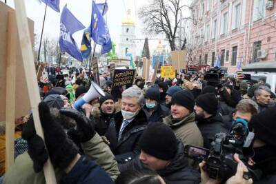 Перед заседанием суда по делу Порошенко его сторонники устроили стычки с полицией
