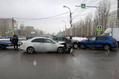 В Воронеже в ДТП с участием трех авто пострадали две пассажирки