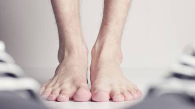 Боль и дискомфорт в ногах могут указывать на повышенный уровень холестерина в крови