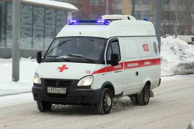 Младенец получил травмы при падении снега на коляску в Москве