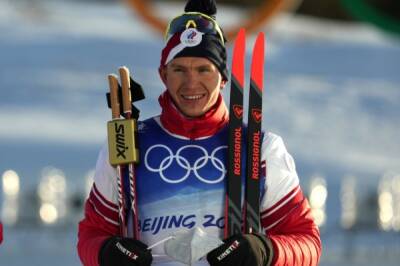 Большунов завоевал серебро в лыжной «разделке» на Олимпиаде в Пекине