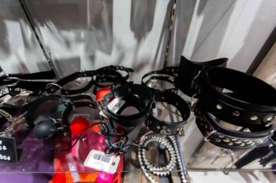 Новосибирцы скупают презервативы и наручники к 14 февраля