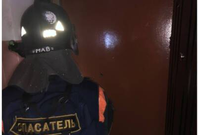 В Тосненском районе спасатели вскрыли дверь пенсионерки, которая больше недели не выходила на связь