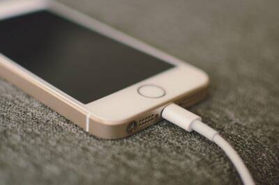 Школьник погиб от удара током во время зарядки старого iPhone