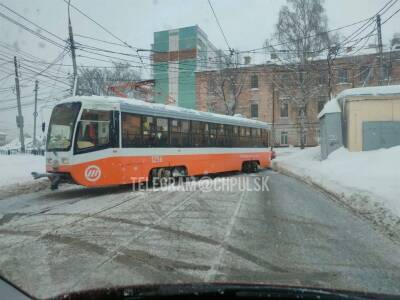 На улице Радищева сошёл с рельсов трамвай. Движение перекрыто