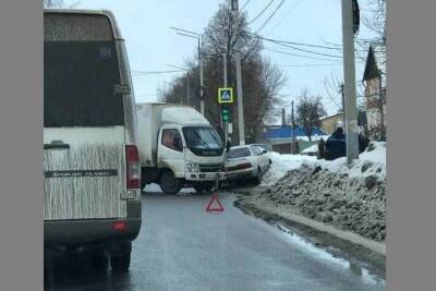 В Брянске на улице Пересвета столкнулись грузовик и легковушка