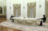 Раскрыта тайна длинного стола на переговорах Макрона и Путина