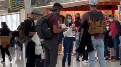Гении или лентяи? Необычный способ передвижения семьи по аэропорту вызвал споры в сети (Видео)