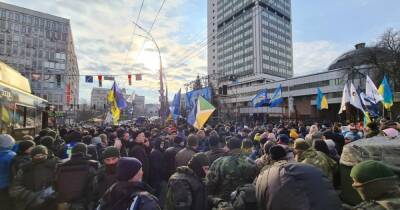 Суд над Порошенко: нардеп от ЕС пострадал в стычке с полицией перед митингом (видео)