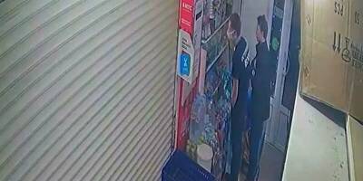 В Петербурге четыре подростка ограбили магазин и избили продавца