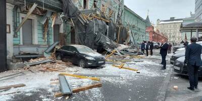 Четыре авто пострадали при обрушении строительных лесов у здания Госдумы