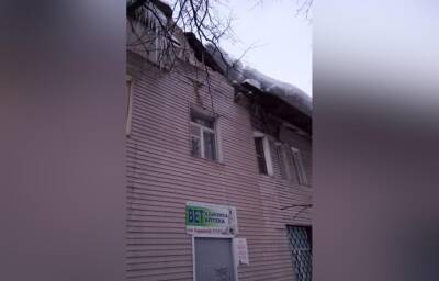 Под тяжестью снега в Ржеве Тверской области обрушился фасад здания