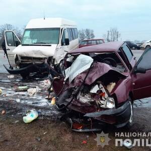 На трассе Донецк-Запорожье микроавтобус столкнулся с легковым авто: есть жертва. Фото