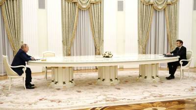 Песков объяснил, почему Путин усадил Макрона за шестиметровый стол