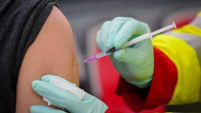 Обязательная вакцинация в Германии под вопросом: политики начинают сомневаться
