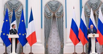В Кремле на примере Макрона и шестиметрового стола объяснили, когда к собеседникам Путина "применяется большое расстояние"