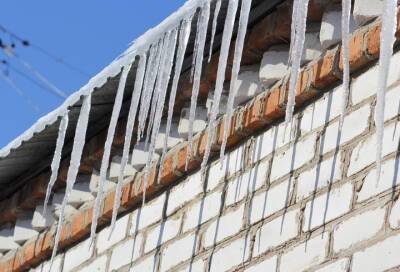 Глыба льда с крыши упала на двухлетнюю девочку в Петербурге