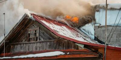 В Твери при пожаре в деревянном доме погибли два человека