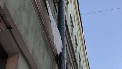 Глыба льда рухнула с крыши на семью с ребенком в Петроградском районе